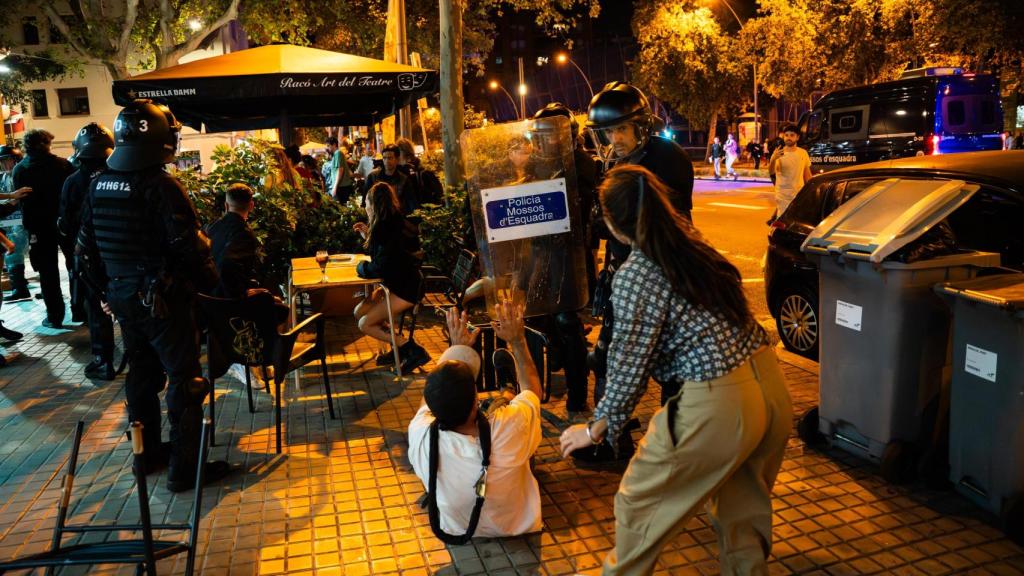 Enfrentamiento entre agentes de Mossos d'Esquadra y manifestantes en la avenida de Paral·lel de Barcelona