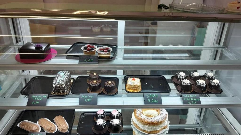 Variedad de pasteles que ofrece Dulciurile Crengutei