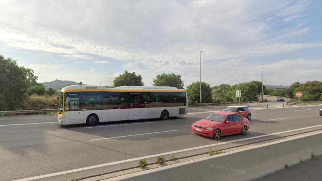 Un bus en la C-32 a su paso por Viladecans
