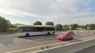 Un bus en la C-32 a su paso por Viladecans
