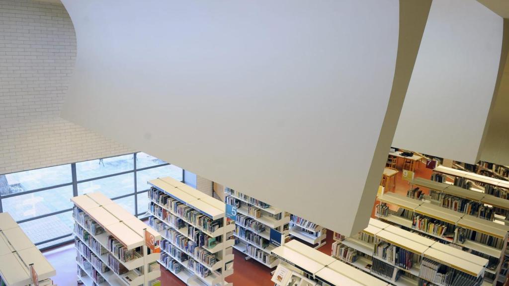 Interior de la biblioteca Xavier Benguerel