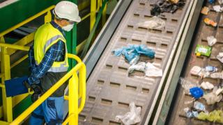 Se buscan trabajadores en un pueblo de Barcelona: contrato indefinido y hasta 24.000 euros al año