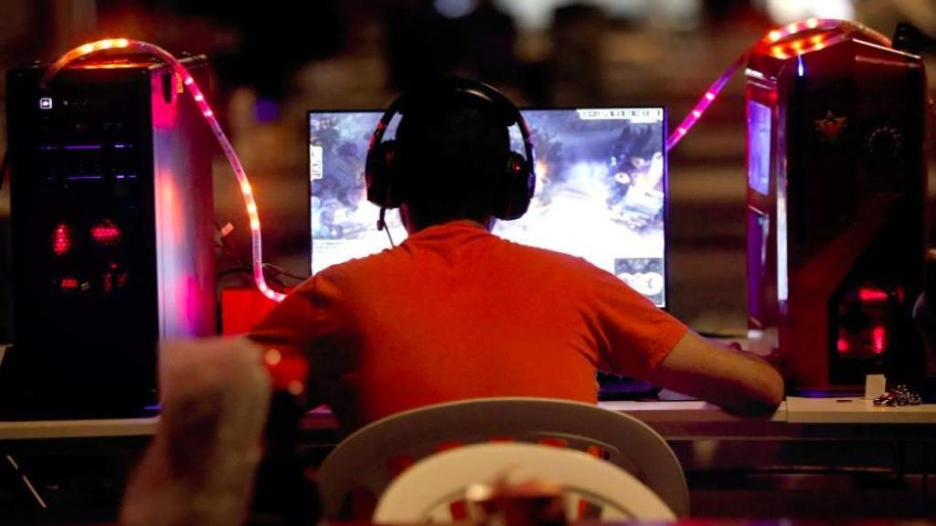 Un joven jugando a videojuegos