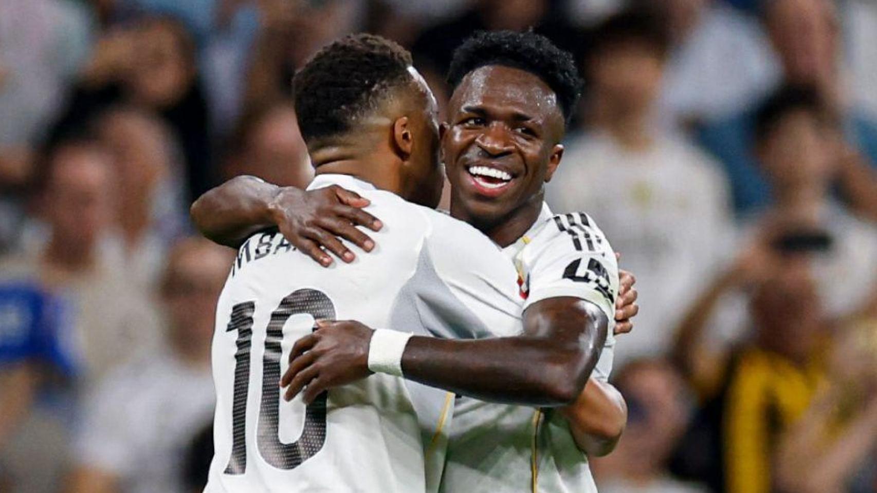 Kylian Mbappé abraza a Vinicius Jr en el Real Madrid-Villareal de la Liga