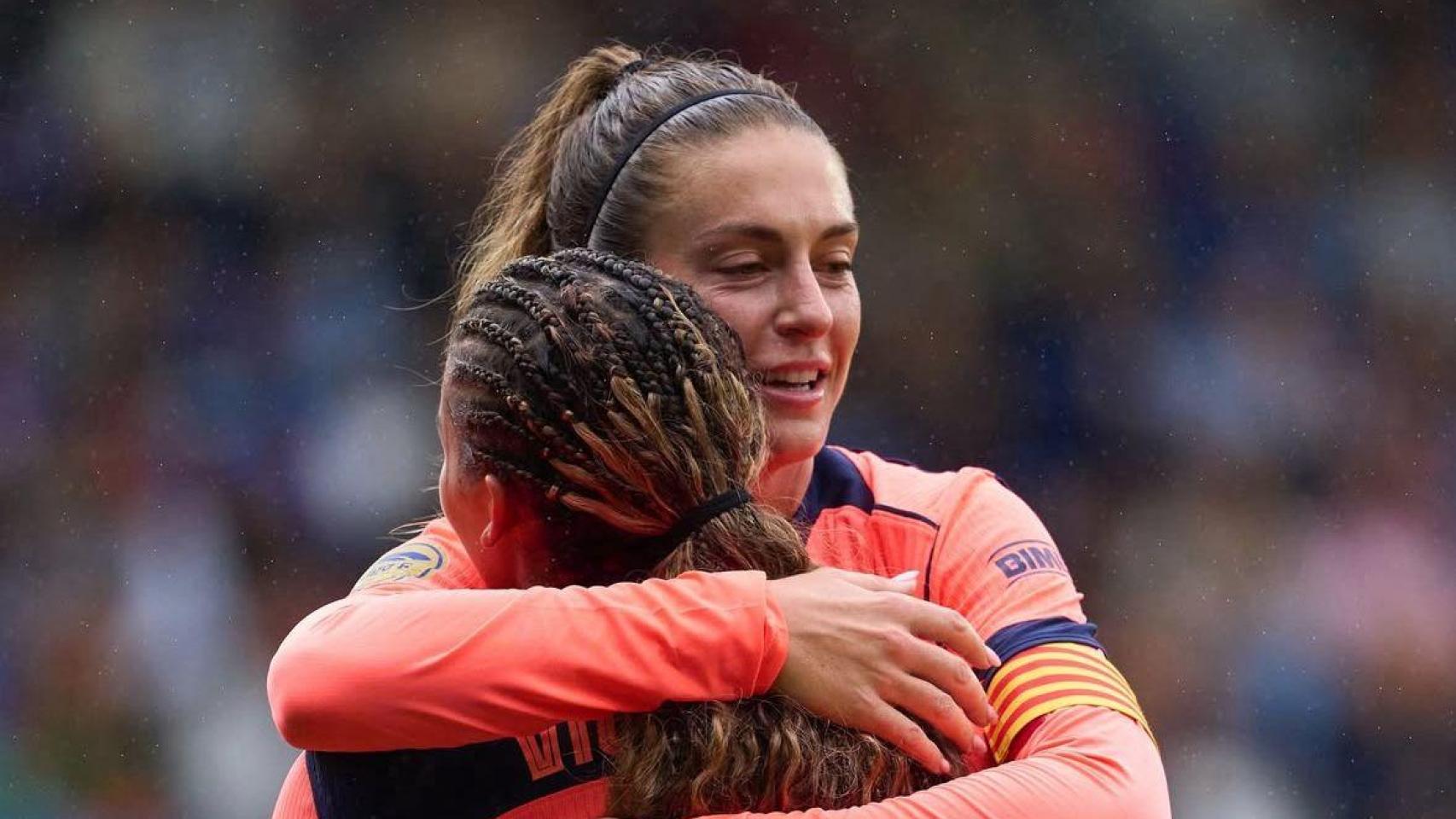 Alexia Putellas abraza a Vicky López en el partido del Barça Femenino contra el Eibar