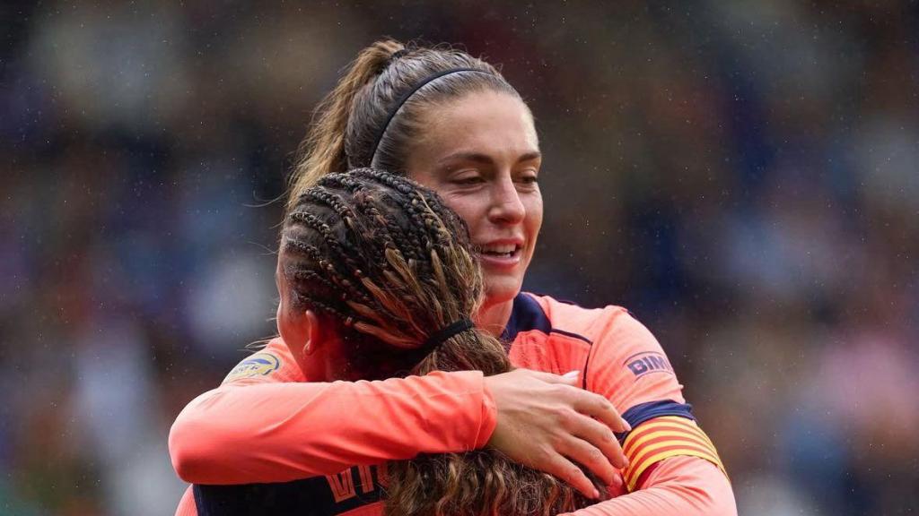 Alexia Putellas abraza a Vicky López en el partido del Barça Femenino contra el Eibar
