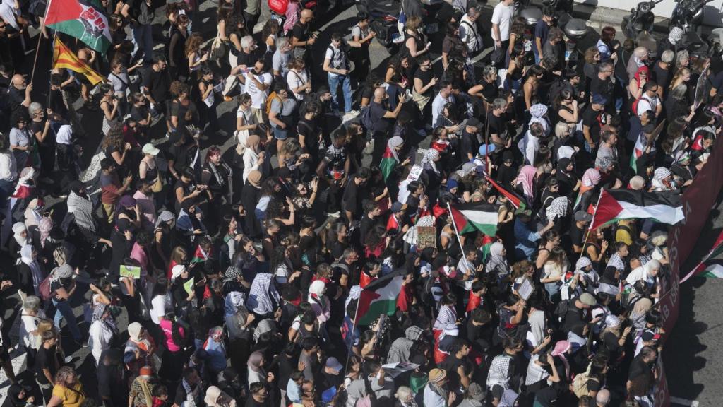 Milers de persones assisteixen a la manifestació per Palestina a Barcelona