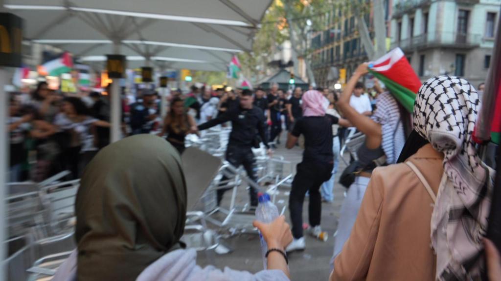 Manifestantes propalestinos destrozan una terraza en Barcelona
