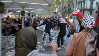 Manifestantes propalestinos destrozan una terraza en Barcelona
