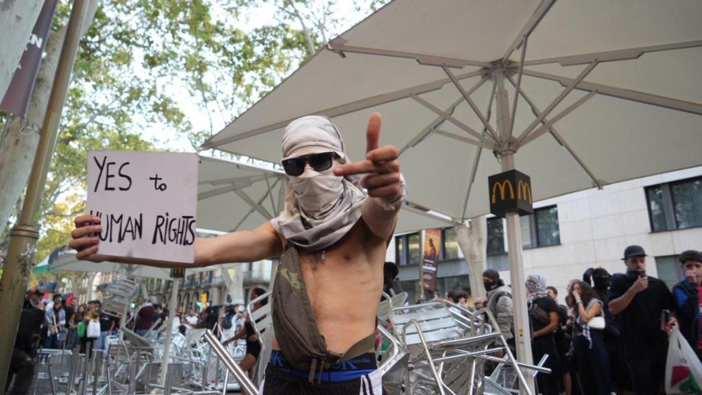 Manifestant durant els disturbis a la Rambla