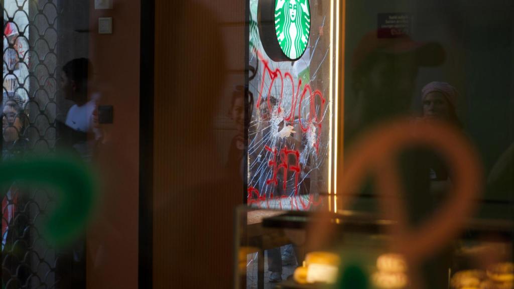 Escaparate de un Starbucks destrozado por los manifestantes