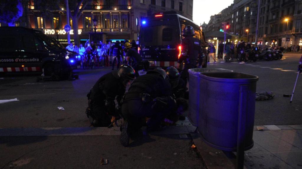 Agentes de los Mossos d'Esquadra con un detenido