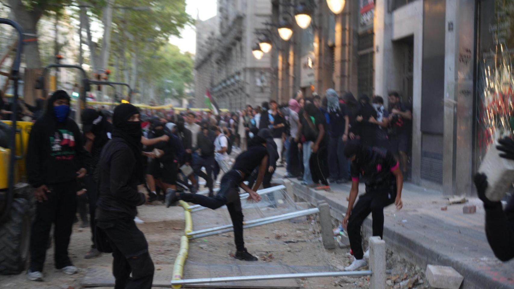 Manifestantes propalestinos destrozan un comercio en Barcelona