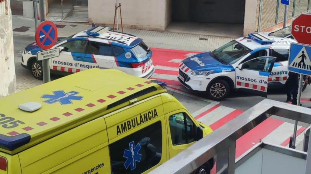 Imagen de los servicios de emergencia que han acudido por el parto en Esplugues
