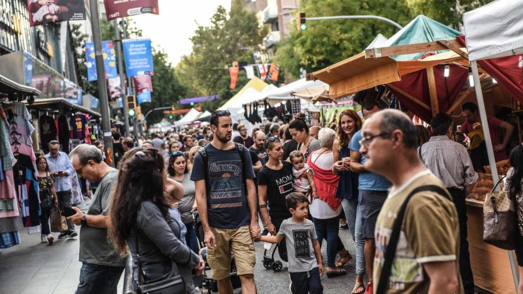 Visitantes de la Feria Medieval de la Creu Coberta en Barcelona en una imagen de archivo