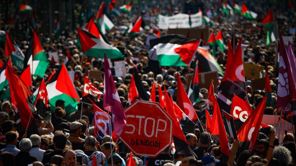 Miles de personas durante la manifestación en apoyo a Palestina este sábado en Barcelona