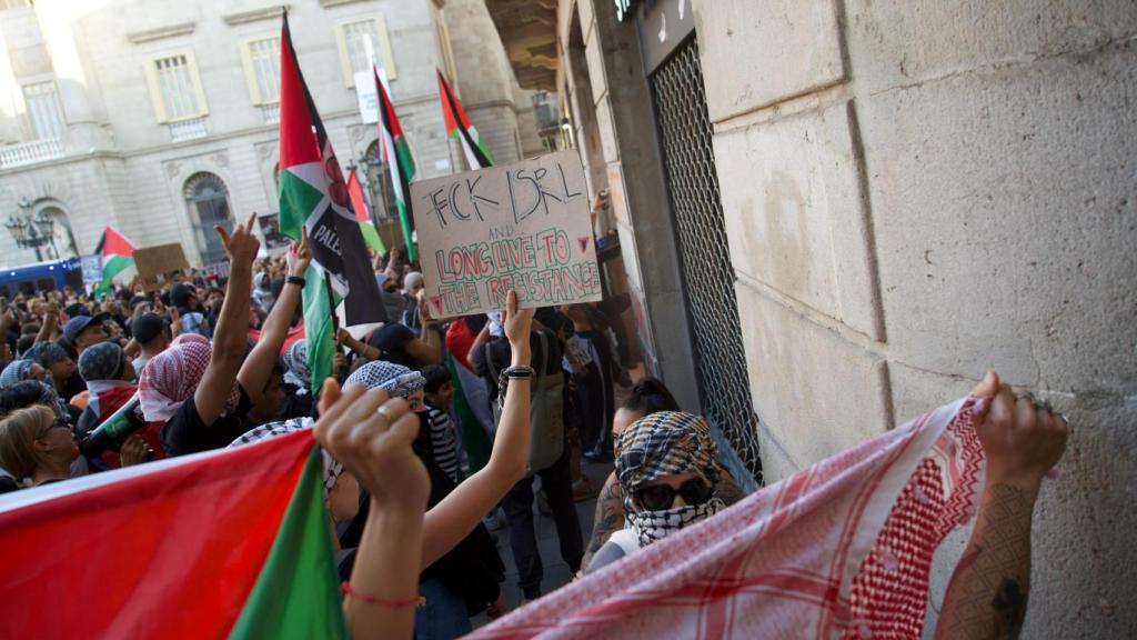 Manifestantes vandalizan una cafetería Starbucks en Barcelona durante las protestas por la guerra de Gaza