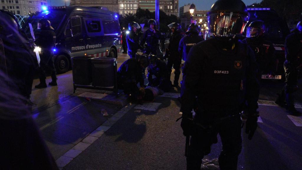 Agentes antidisturbios de los Mossos d'Esquadra durante la tercera tarde de protesta por Palestina