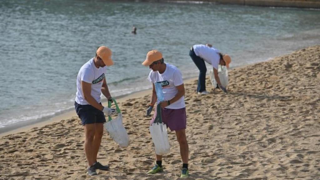 Voluntarios retiran 170 kilos de residuos de la playa de la Nova Icària de Barcelona