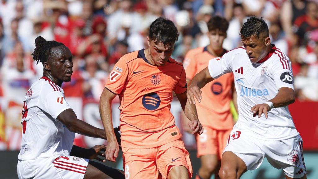 Pedri esquiva a dos defensas durante el Sevilla-Barça