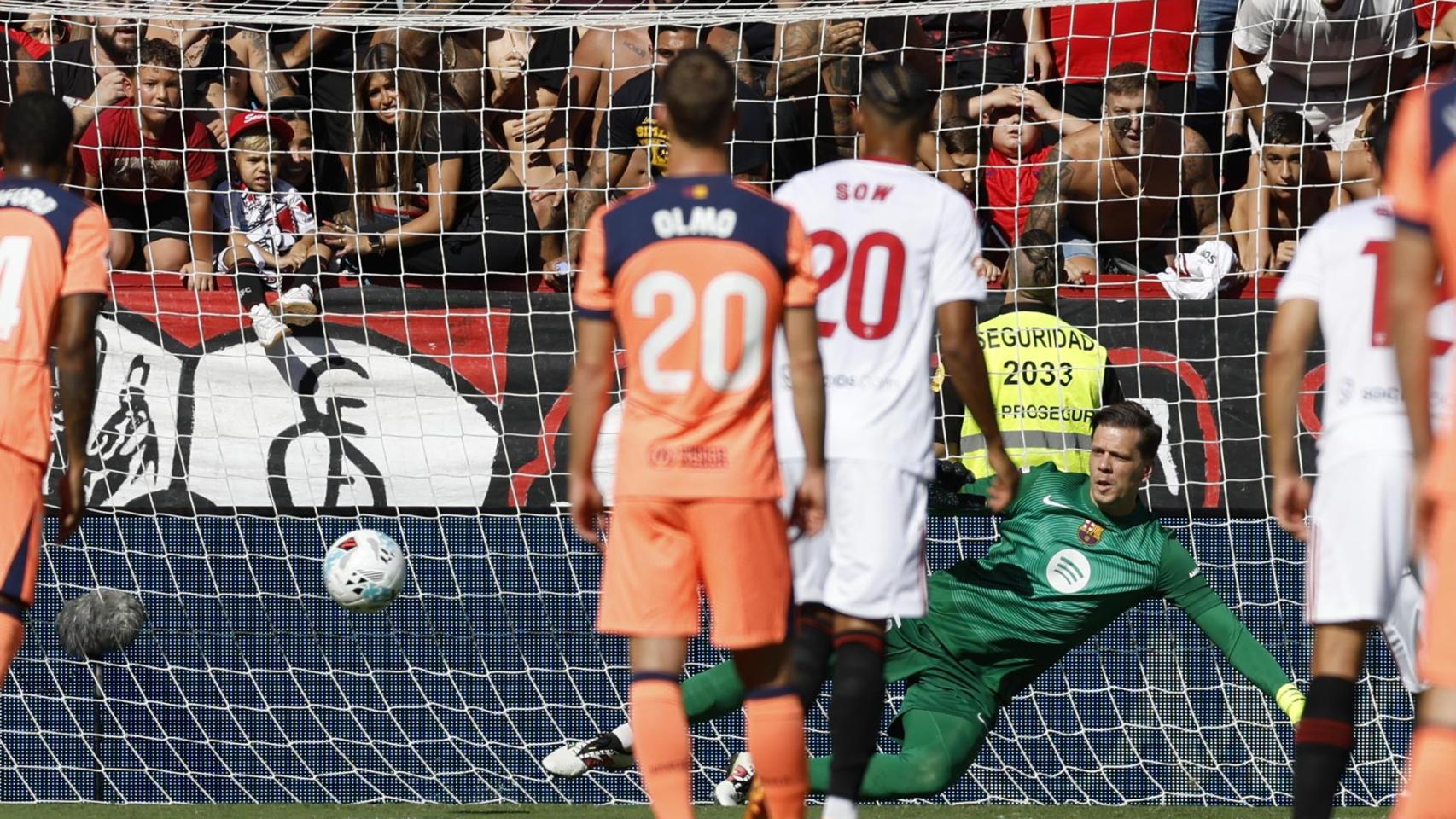 El Sevilla mete gol de penalti al Barça en la Liga