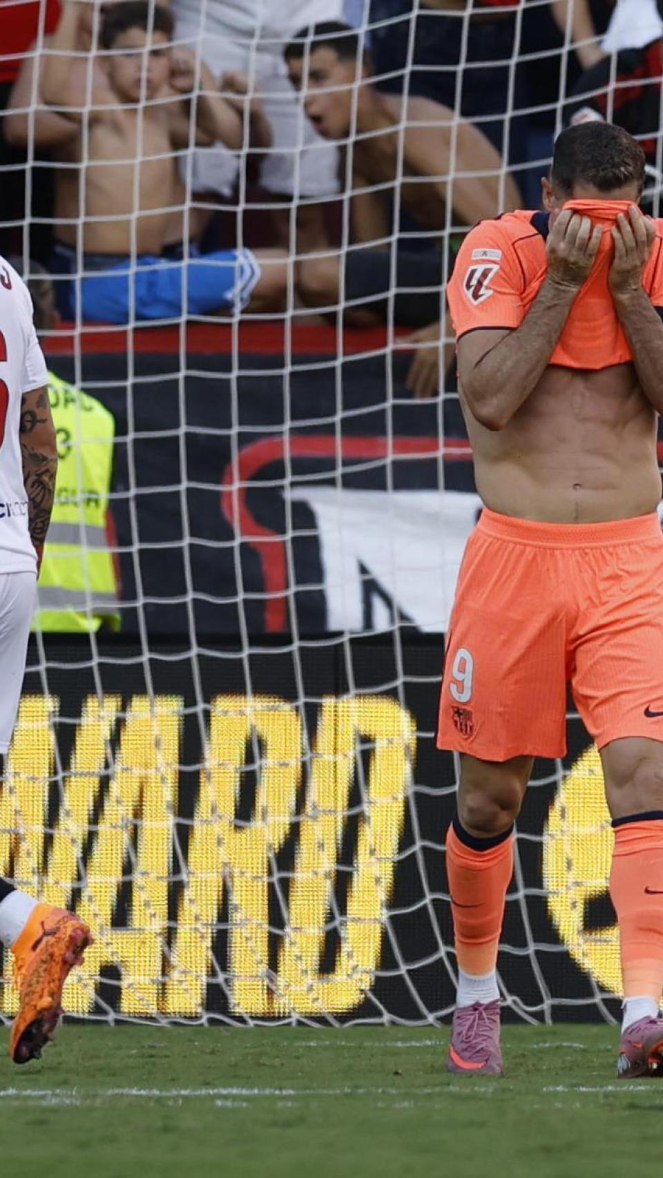 Robert Lewandowski se lamenta tras su penalti fallado ante el Sevilla