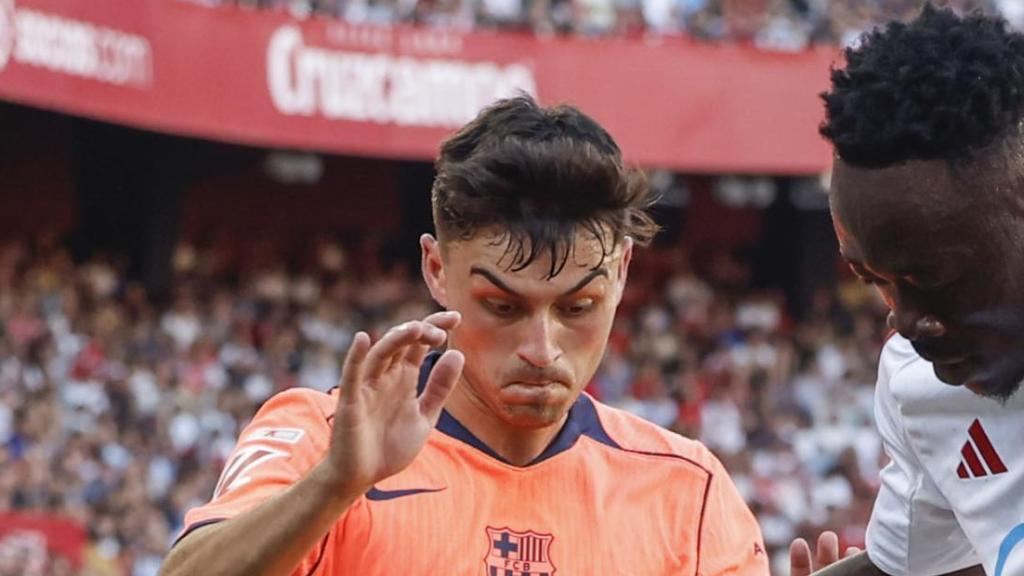 Pedri y Pau Cubarsí defienden en una acción contra el Sevilla