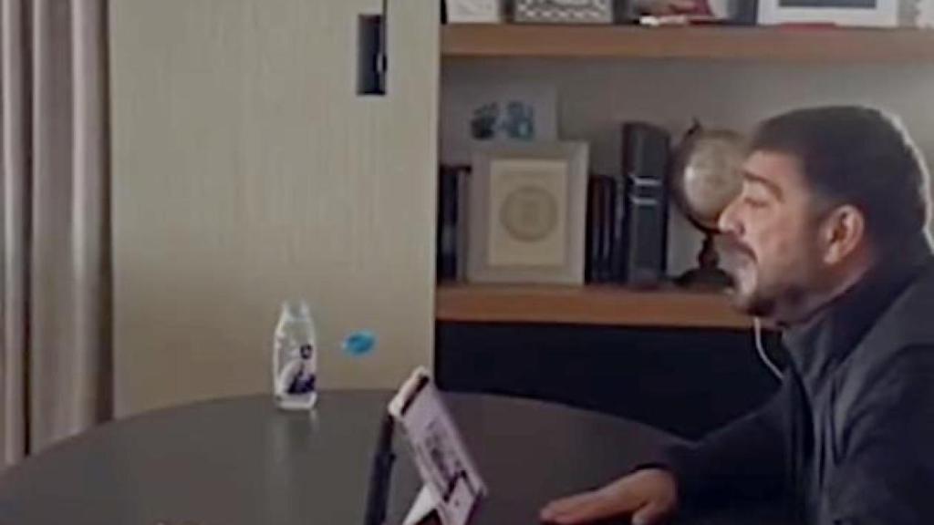 Antonio Orozco en el salón de su casa de Sitges