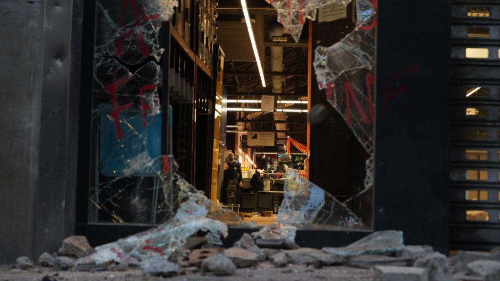 Un escaparate vandalizado en la tienda Carrefour de Las Ramblas de Barcelona
