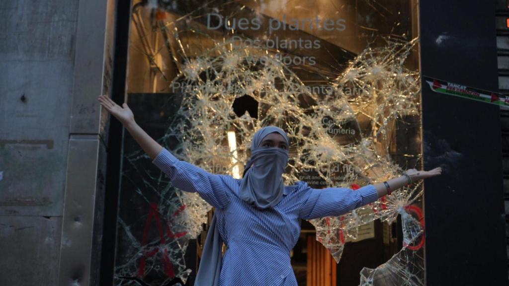 Una mujer celebra la vandalización del Carrefour de Las Ramblas