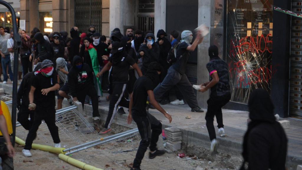 Decenas de jóvenes atacan el Carrefour de Las Ramblas