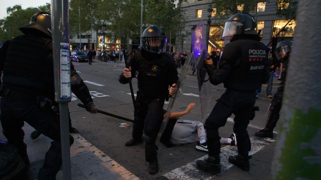 Carga policial tras la vandalización del Zara