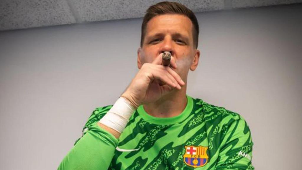 Szczesny se fuma un puro tras ganar la Liga