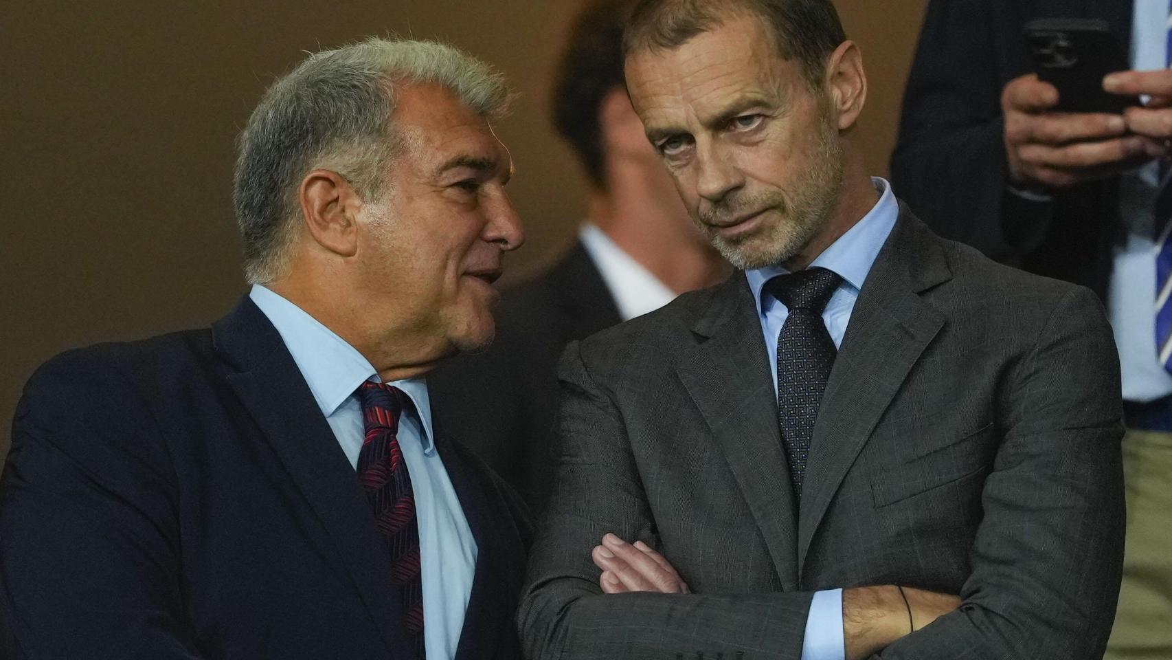 Joan Laporta habla con Aleksander Ceferin en el palco durante el Barça-PSG