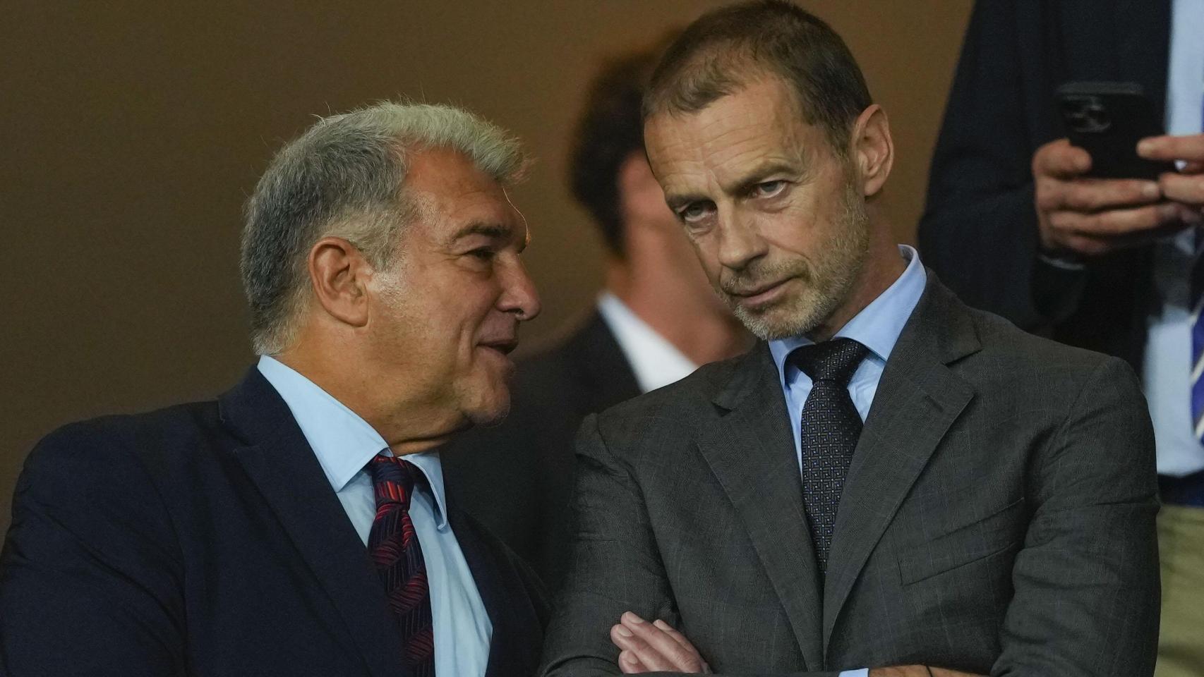 Joan Laporta habla con Aleksander Ceferin en el palco durante el Barça-PSG