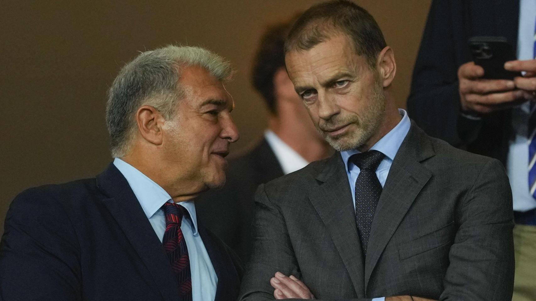 Joan Laporta habla con Aleksander Ceferin en el palco durante el Barça-PSG