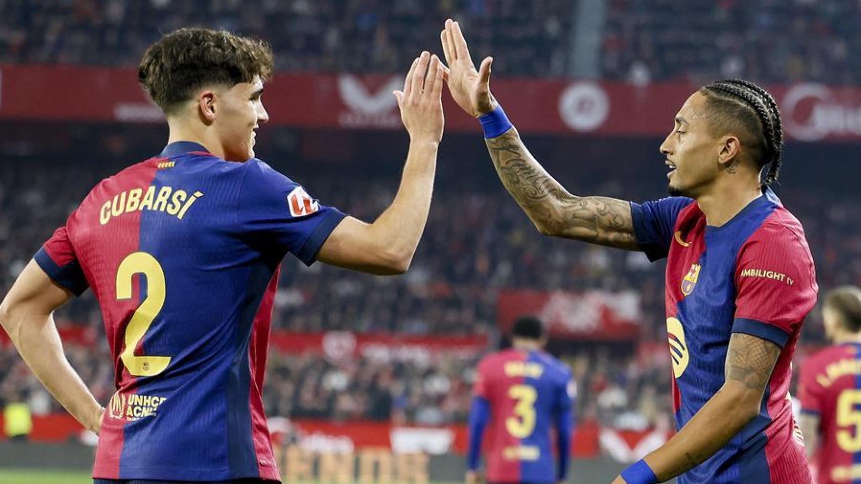 Pau Cubarsí y Raphinha celebran un gol del Barça en la temporada 2024-25