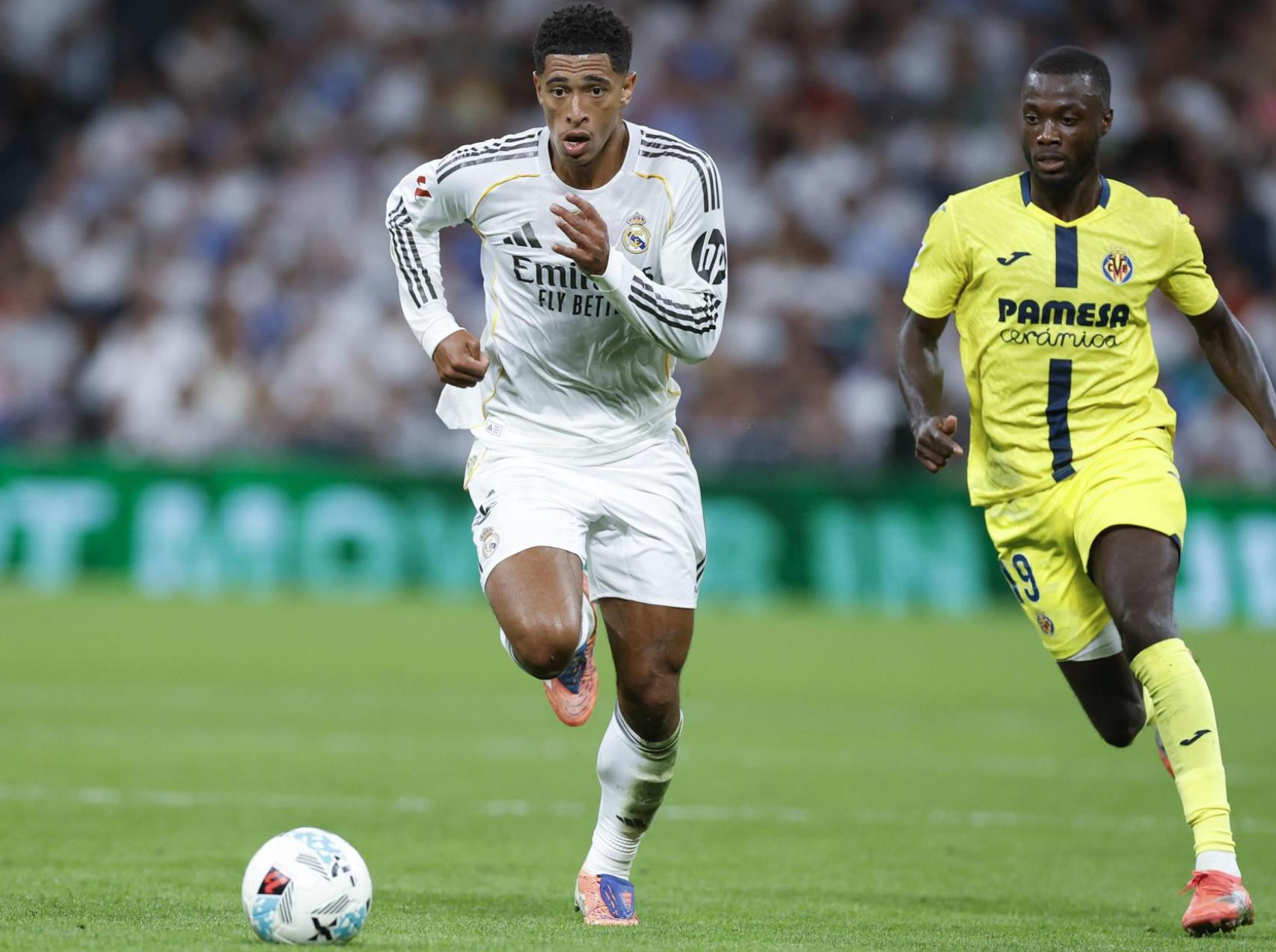 Jude Bellingham conduce el balón durante el Real Madrid-Villarreal