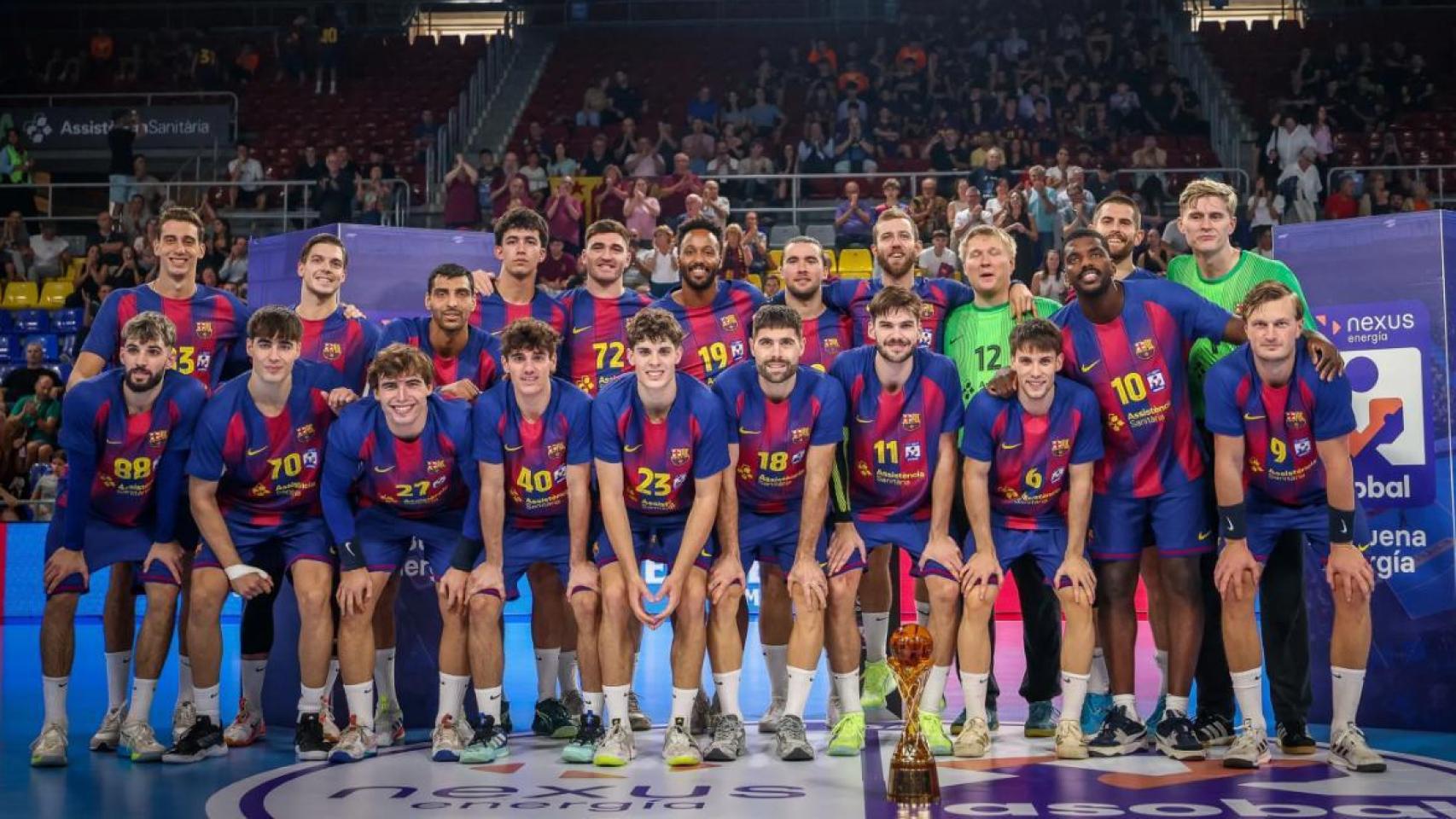 Los jugadores del Barça de balonmano ofrecen el trofeo del Mundial de Clubes al Palau Blaugrana