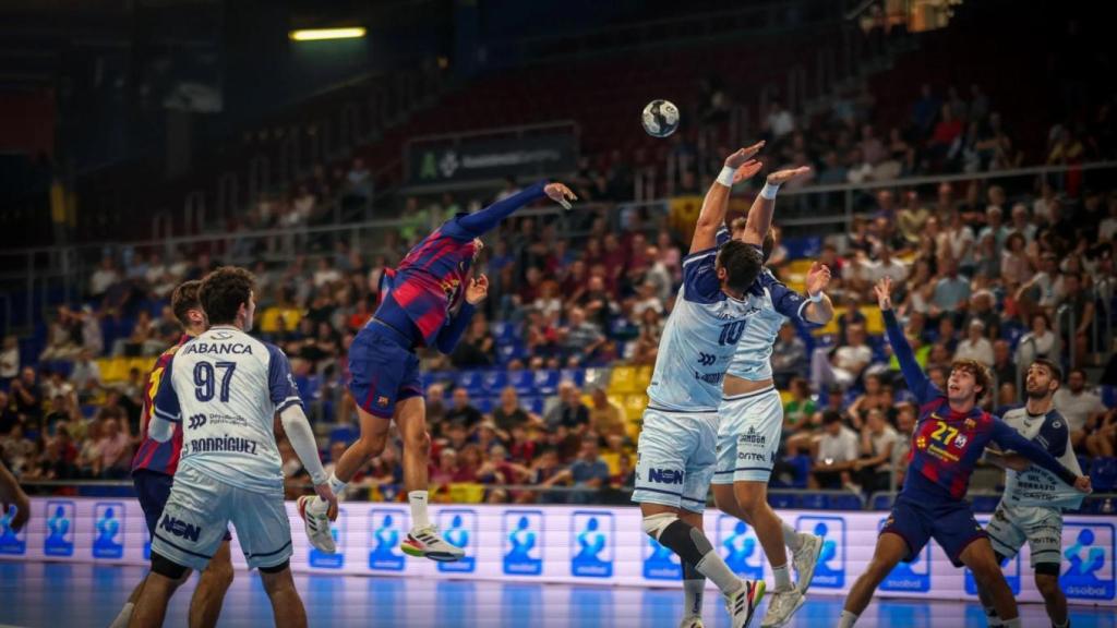 Un jugador del Barça de balonmano lanza durante la victoria contra el Cangas