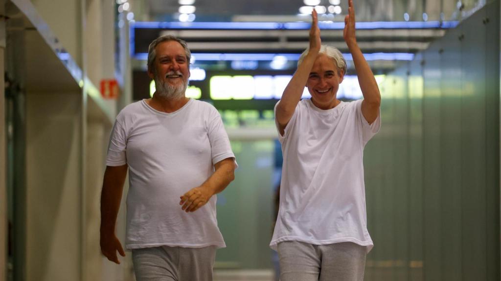 El regidor d'ERC a Barcelona, Jordi Coronas, i l'exalcaldessa de Barcelona, Ada Colau, a la seva arribada a l'Aeroport de Barcelona