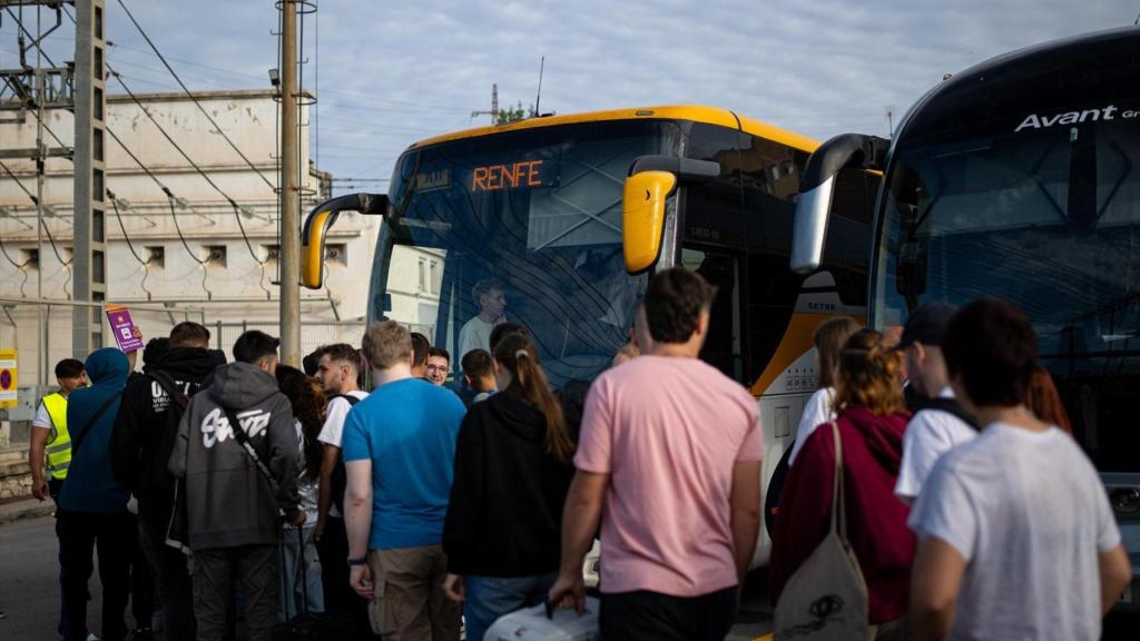 Afectados por el corte de Rode de Berà esperan uno de los buses del servicio alternativo de Renfe, a 1 de octubre de 2024