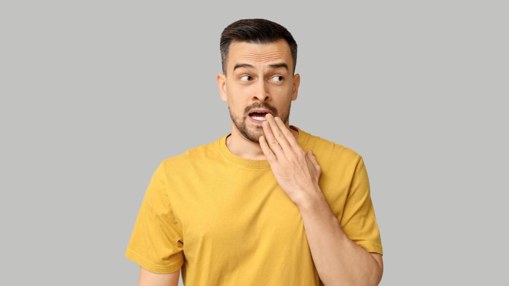 Persona con la mano en la boca