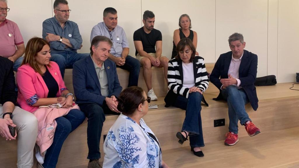 La 'consellera' Sílvia Paneque y el alcalde de L'Hospitalet, David Quirós, hablan con los vecinos sobre la ansiada reforma del Samontà