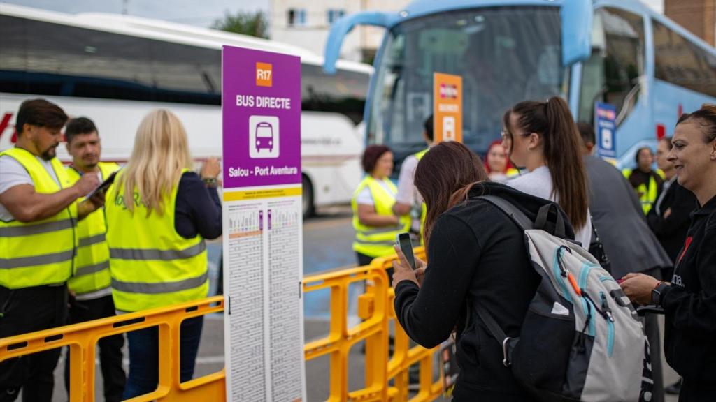 Afectados por el corte de Rode de Berà esperan uno de los buses del servicio alternativo de Renfe, a 1 de octubre de 2024