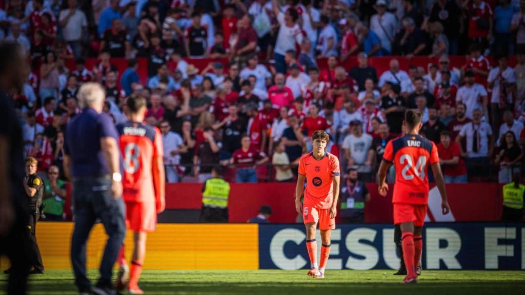 Los jugadores del Barça se lamentan durante la derrota contra el Sevilla
