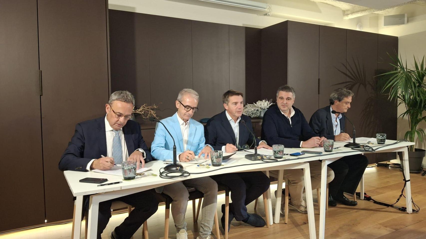 Representantes de las patronales durante la rueda de prensa