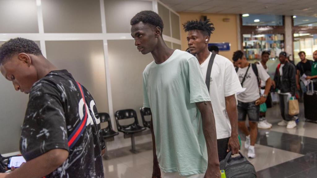 Un grupo de inmigrantes en Ceuta, a la espera de su traslado a la Península