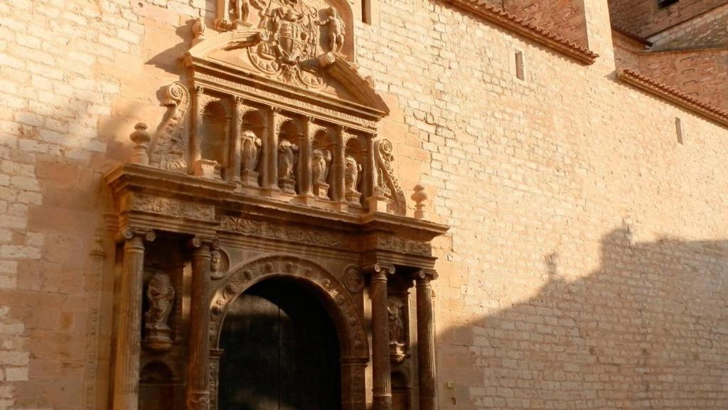 Fachada de los Reales Colegios de Tortosa