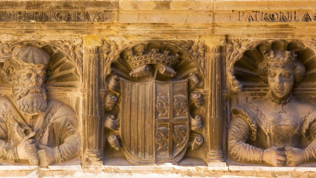 Detalles escultóricos de los Colegios Reales de Tortosa